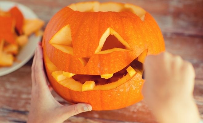 Calabaza para Halloween: cómo partirla y vaciarla sin que sea un desastre