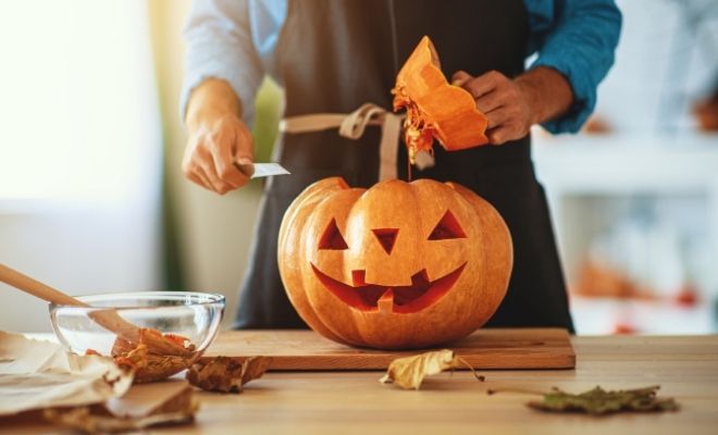 Pasos para vaciar una calabaza para la decoración de Halloween