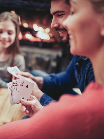 Juegos de Navidad y Nochevieja con cartas: diversión para toda la familia