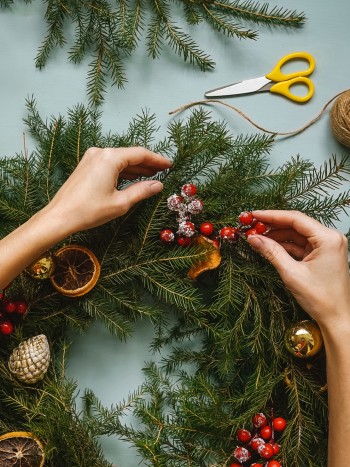 Cómo hacer coronas y guirnaldas navideñas: manualidades fáciles