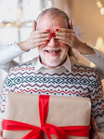Poemas de Navidad y Año Nuevo para dedicar a los abuelos: versos navideños