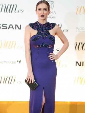 Cómo pintarse las uñas para combinarlas con un vestido azul