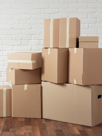 Soñar con cajas de cartón: ¿mudanza, despido o regalos?