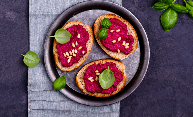 Canapé de Navidad de hummus de pimiento
