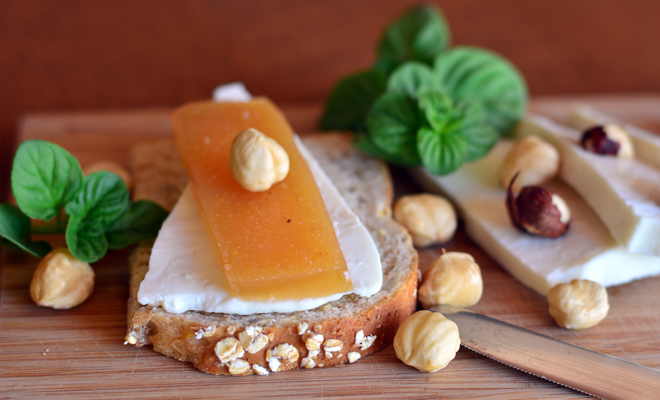 Canapés de queso con membrillo para Navidad