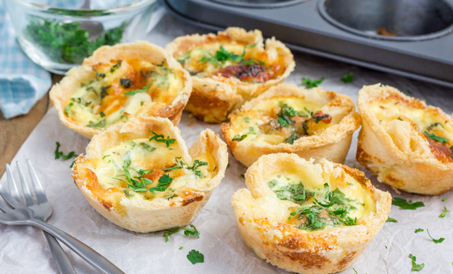 Cómo hacer un canapé navideño de quiche de queso y bacon