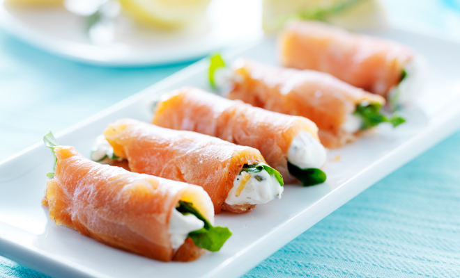 Canapés para Navidad: rollitos de salmón