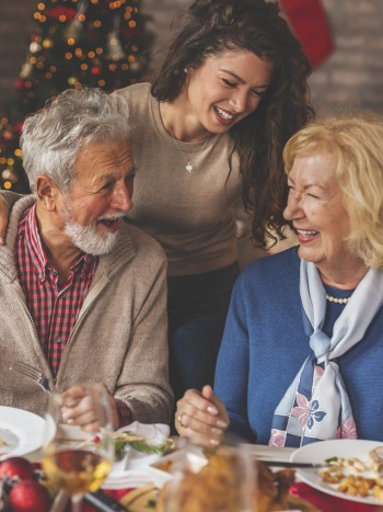 Poemas de Navidad para dedicar a papá y a mamá: poesías cortas y largas