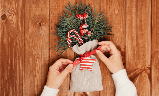 Presenta las uvas de Nochevieja en bolsas de arpillera