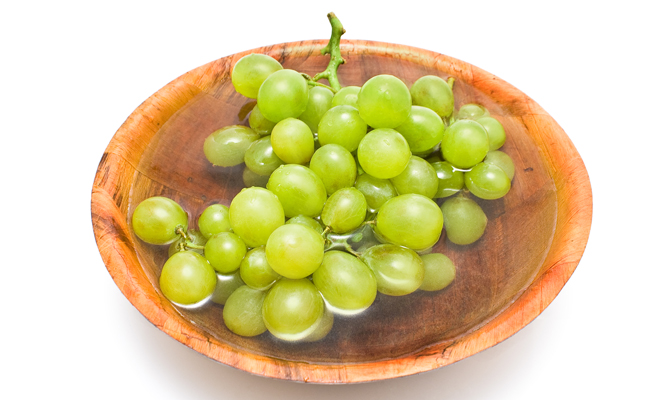 Presenta las uvas de Nochevieja en cuencos de bambú