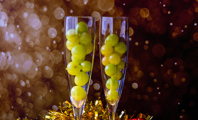 Uvas en copas de cristal para Nochevieja