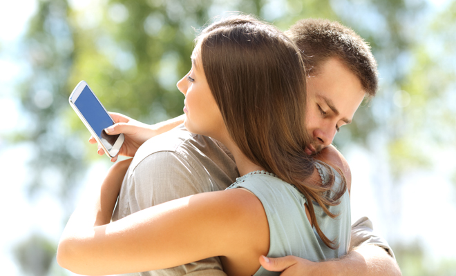 En qué momento una amistad se puede convertir en una infidelidad emocional