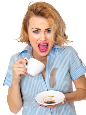 Quitar manchas de café o té de la ropa: remedios que desconocías