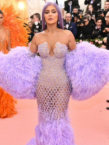 Las manicuras que mejor combinan con un vestido morado o violeta