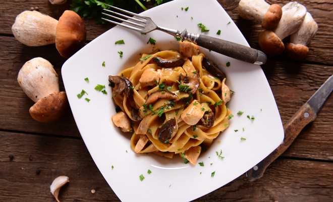 Receta de wok de pollo con tallarines y setas