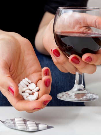 El gran peligro que supone mezclar alcohol y antidepresivos