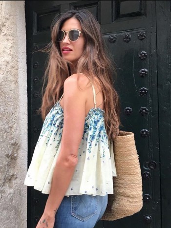 6 tips para combinar (con éxito) tu camisa o blusa de flores