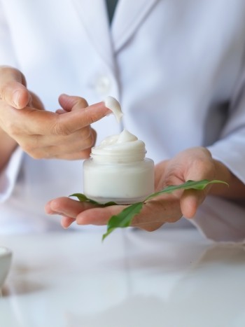 ¿Es malo usar cremas y maquillajes caducados? ¡Ayuda!