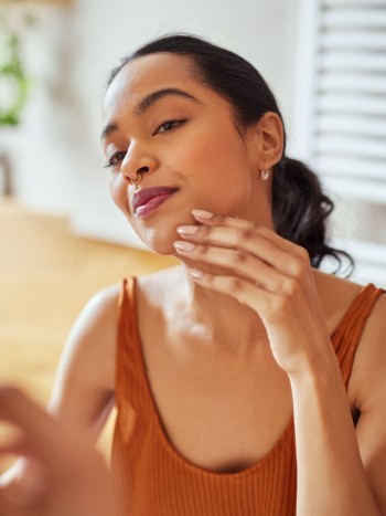 Vello facial en mujeres: principales causas y soluciones eficaces
