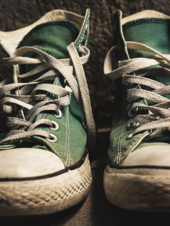 La curiosa interpretación de soñar con zapatos sucios