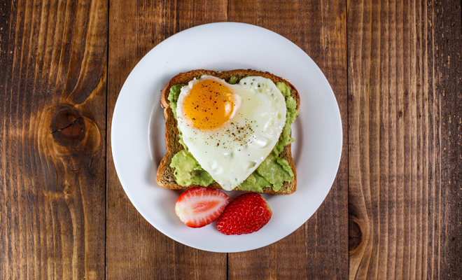 Desayuno de San Valentín con huevo y aguacate