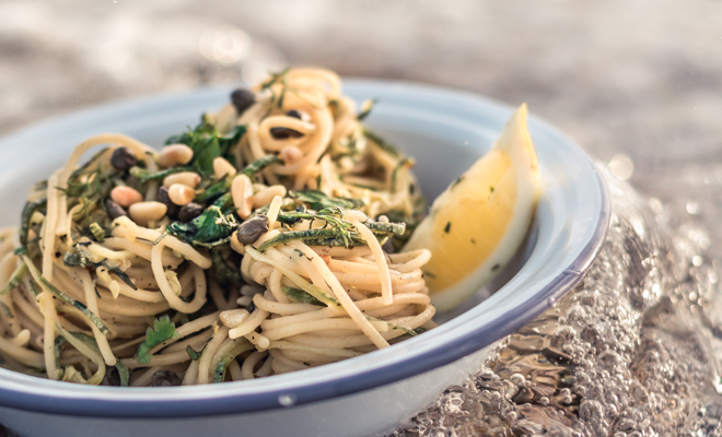 Receta de tallarines al wok con piñones