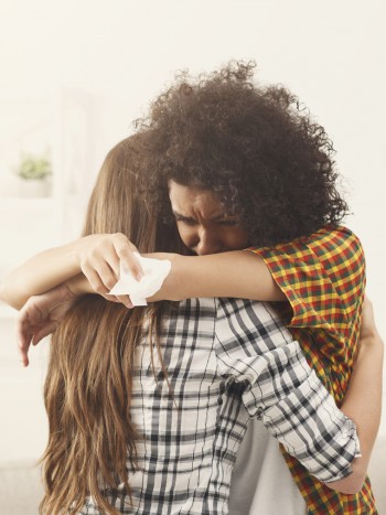 El triste significado de soñar que se muere el hijo de una amiga