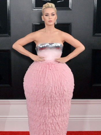 Cómo combinar las uñas con un vestido rosa palo: llamativa y arriesgada