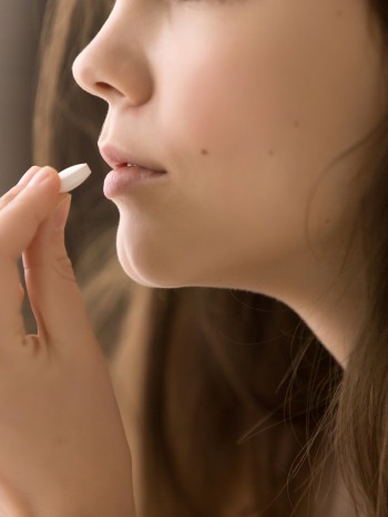 Pastillas anti acné: qué tomar para acabar con los granos