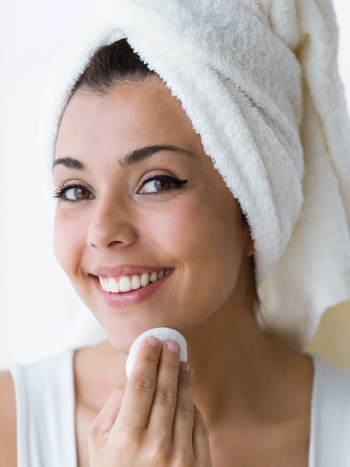 Cómo aplicar leche limpiadora de la cara o desmaquillante facial