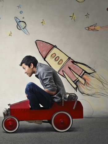 Soñar con coches que vuelan: conduce tu libertad