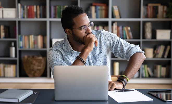 Claves para decidir si comunicar o no a tus compañeros de trabajo tu orientación