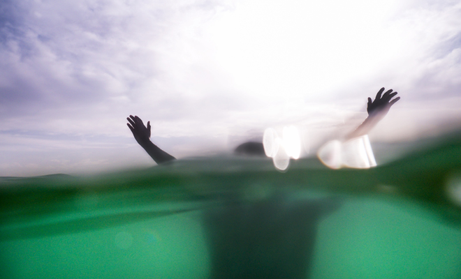 Significado de soñar que te ahogas en una ola gigante