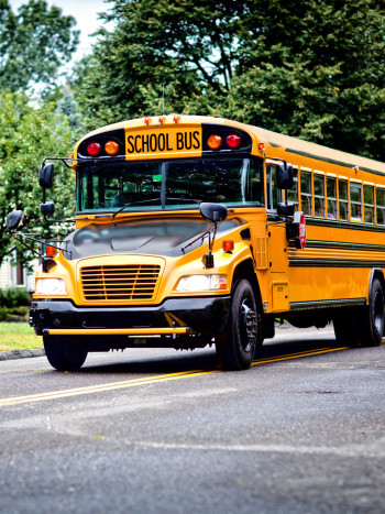 El melancólico significado de soñar con un autobús escolar