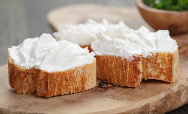 Desayuno de pan con queso fresco