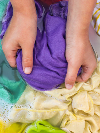 Cómo quitar manchas de aceite o grasa de la ropa en cuestión de minutos