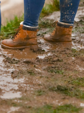 Trucos para acabar con las manchas de barro de la ropa para siempre