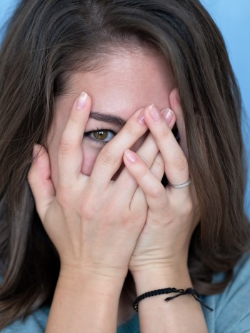 Cómo superar la timidez: métodos para dejar de ser tímida