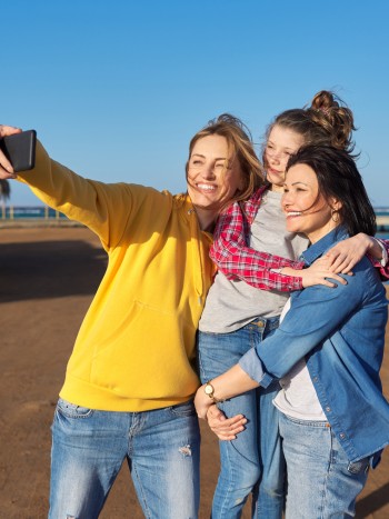 Cómo celebrar el Día de la Madre si tienes dos madres: planes inolvidables