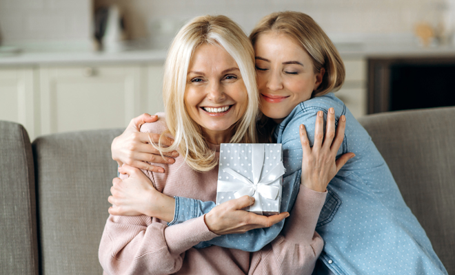 Regalos materiales para dos madres en el Día de la Madre