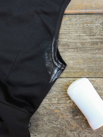 Quitar manchas de desodorante de la ropa (trucos eficientes y rápidos)