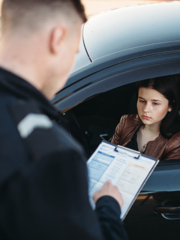 El significado de soñar que te ponen una multa: ¡te han pillado!