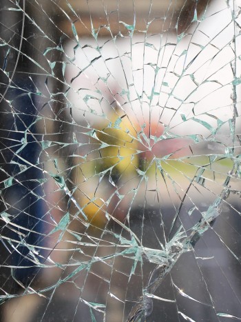 Cuidado al soñar con cristales o vidrios rotos: TODOS los significados