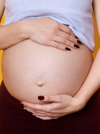 ¿Puedo ponerme uñas postizas durante el embarazo? Recomendaciones útiles