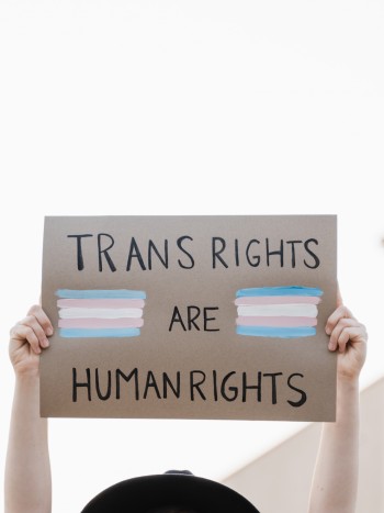 Qué es la transfobia: cómo reconocer la discriminación (y acabar con ella)