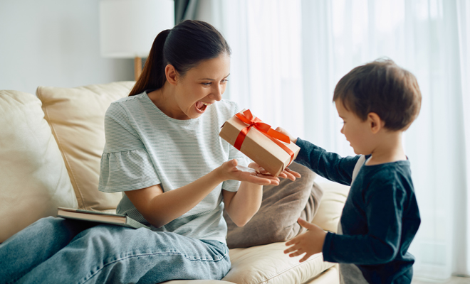 Reflexiones que debes plantearte para saber si celebrar o no el Día de la Madre con los hijos de tu pareja