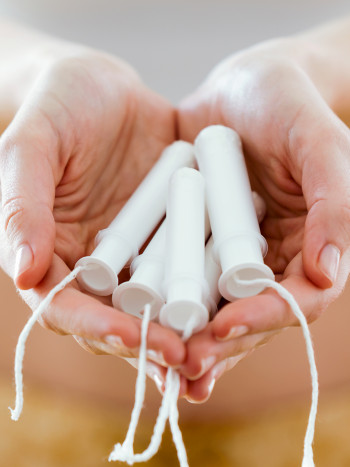 ¿Es normal que la regla se corte al usar tampones? Resuelve tus dudas