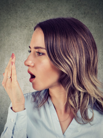 ¡AYUDA! He soñado que tenía mal aliento, ¿qué significa?