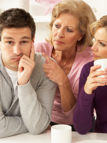 Crisis de pareja por la familia política: no dejes que dañen tu relación