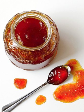 Quitar manchas de mermelada de la ropa: los trucos más sencillos